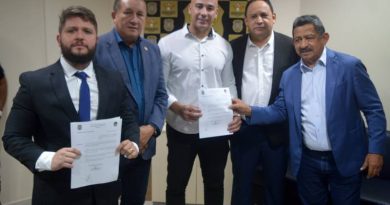 Os delegados Arthur Nobre (Denarc); Ricardo Rosário (Dioe) e João Costa (Seccional Urbana da Sacramenta) ao lado do delegado-geral Walter Resende e demais autoridades